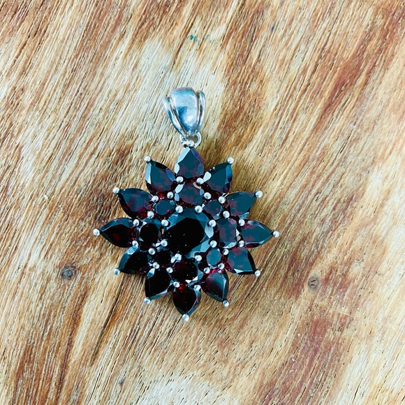 Elegant Garnet Sunburst Pendant in Sterling Silver - Picture 6 of 6